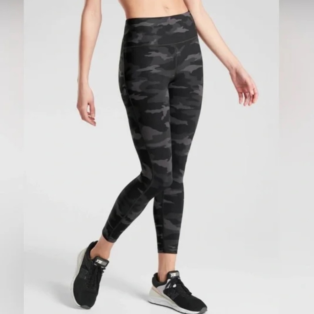 Athleta Ultimate Camo 7/8 Tight with Pockets Size Small